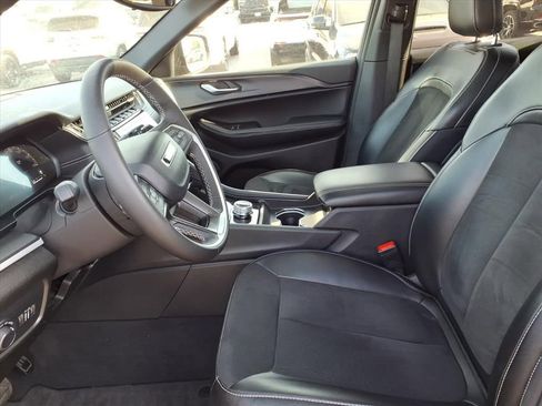 Used 2023 Jeep Grand Cherokee Altitude AWD/4WD image 9