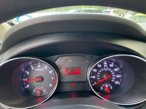 Used 2015 Kia Sedona LX w/ LX Convenience Package FWD image 17