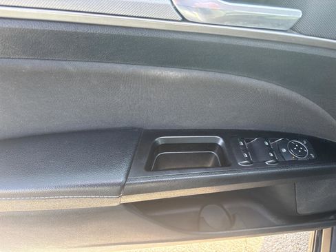 Used 2017 Ford Fusion SE w/ Fusion SE Technology Package image 9