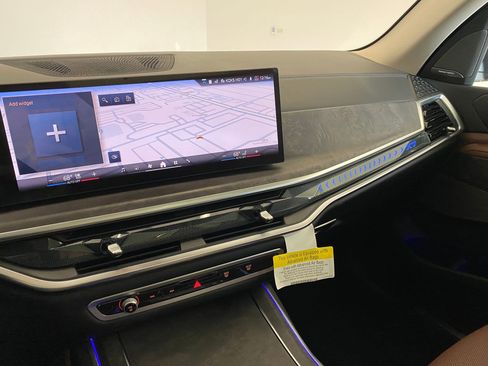 Used 2025 BMW X7 xDrive40i w/ Premium Package image 25