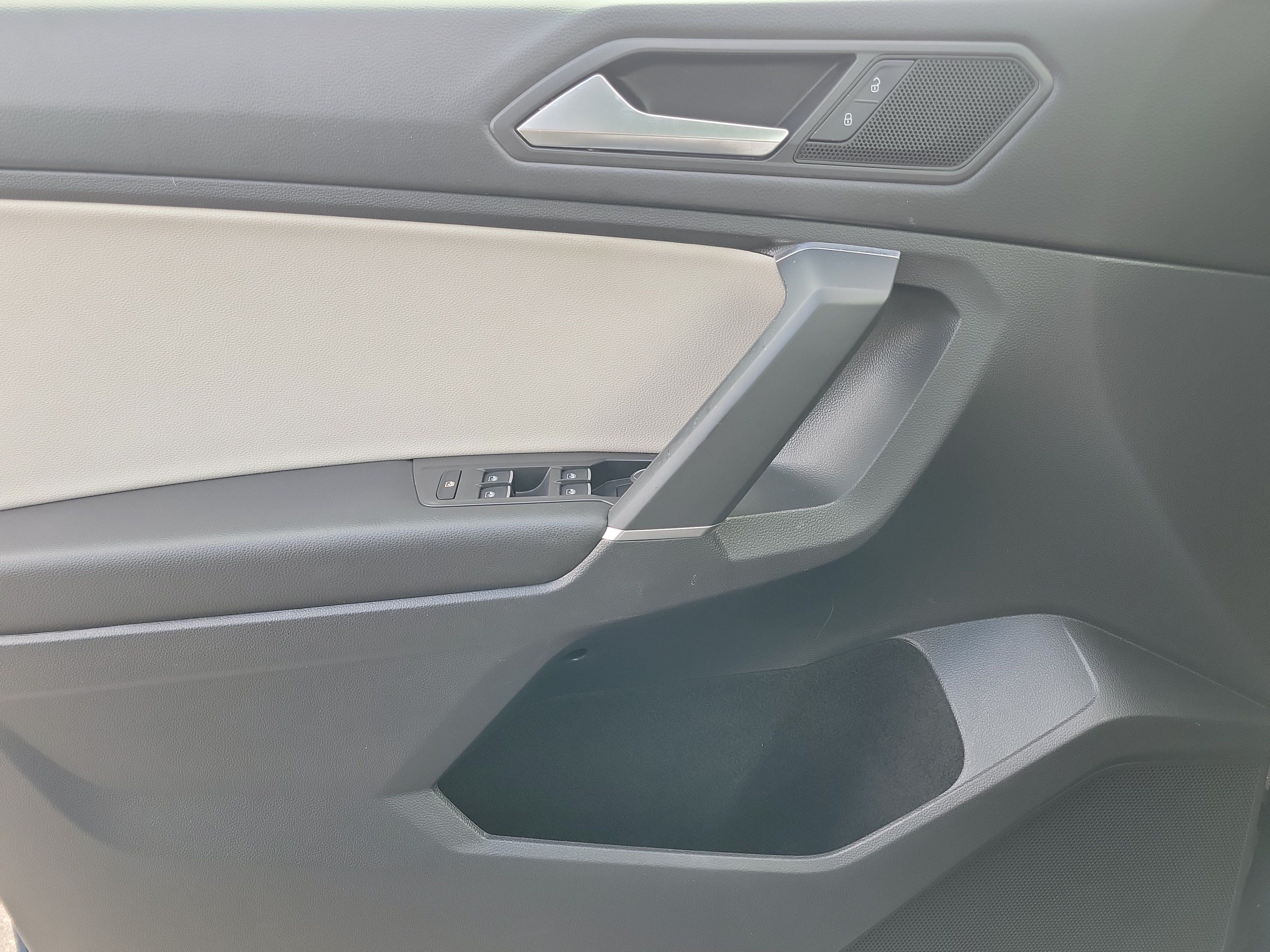 Used 2020 Volkswagen Tiguan SE w/ Panoramic Sunroof Package FWD image 31