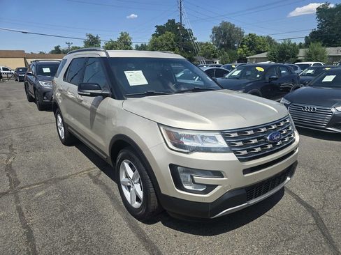 Used 2017 Ford Explorer XLT w/ Equipment Group 202A AWD/4WD image 5