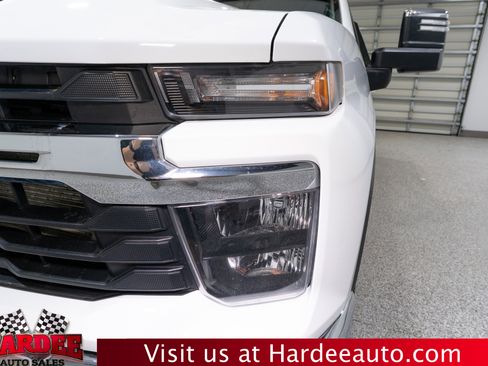 Used 2024 Chevrolet Silverado 2500 LT w/ Convenience Package image 8