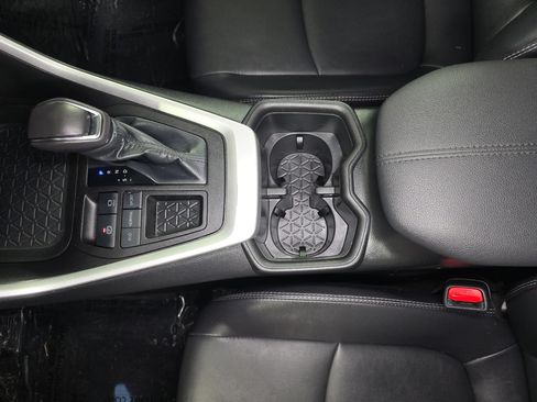 Used 2022 Toyota RAV4 XLE Premium FWD image 33