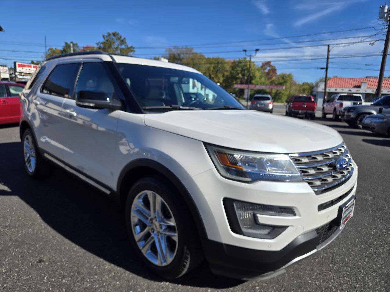 Used 2017 Ford Explorer XLT w/ Equipment Group 202A AWD/4WD image 4