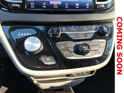 Used 2024 Chrysler Pacifica Touring-L image 9