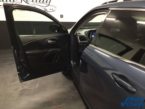 Used 2019 Jeep Cherokee Limited w/ Luxury Group AWD/4WD image 19