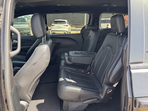 Used 2019 Chrysler Pacifica Touring-L w/ S Appearance Package FWD image 24