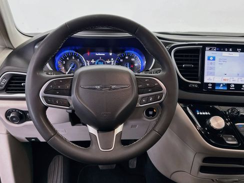 Used 2024 Chrysler Pacifica Touring-L FWD image 18