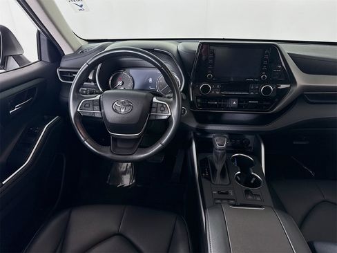 Used 2022 Toyota Highlander XLE image 19