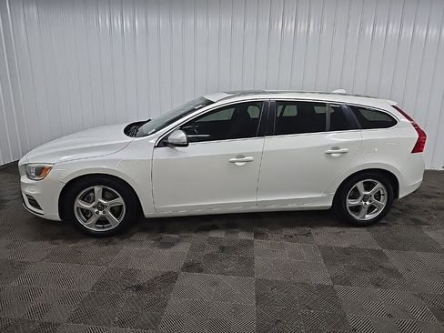 Used 2016 Volvo V60 T6 R-Design image 5