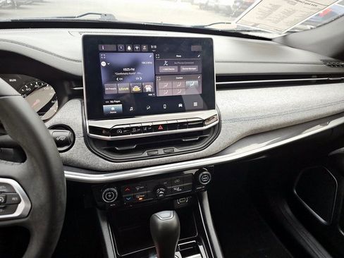 Used 2024 Jeep Compass Latitude image 28