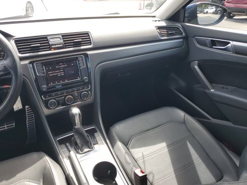 Used 2018 Volkswagen Passat 2.0T R-Line image 32