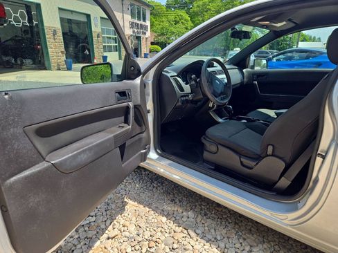 Used 2009 Ford Focus SE FWD image 12
