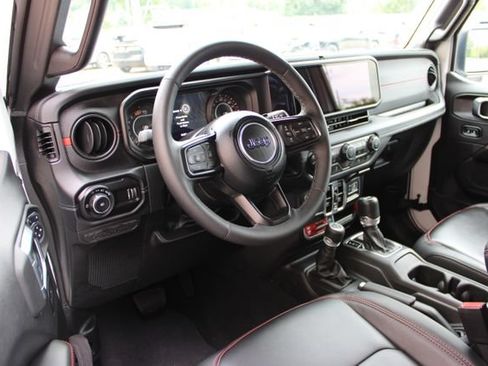 Used 2025 Jeep Wrangler Unlimited Rubicon AWD/4WD image 17