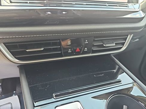 Used 2024 Volkswagen Atlas SE FWD image 28