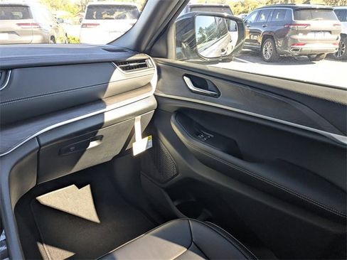 New 2025 Jeep Grand Cherokee Limited image 17