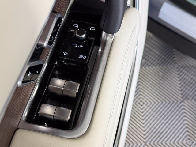 New 2026 Land Rover Range Rover Long Wheelbase SE AWD/4WD image 24