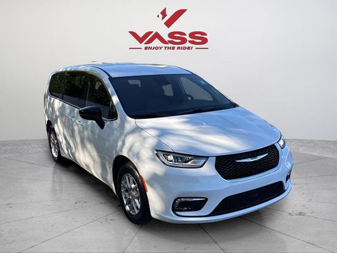 New 2026 Chrysler Pacifica Select image 3