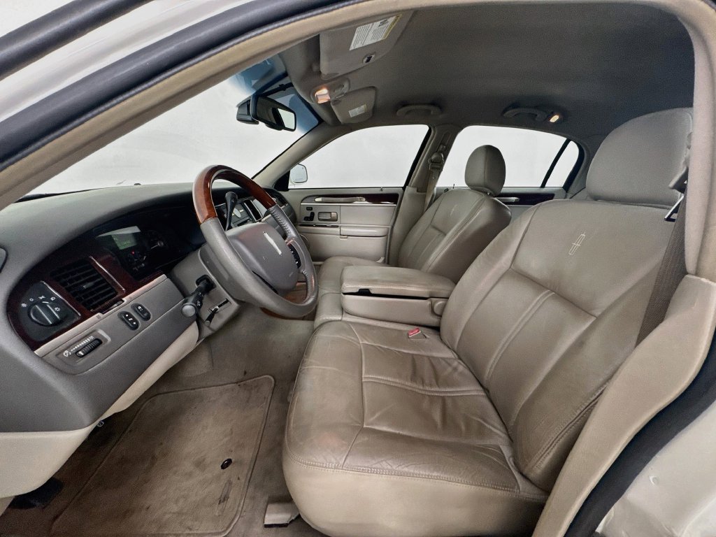 Used 2007 Lincoln Town Car Signature Limited RWD image 22