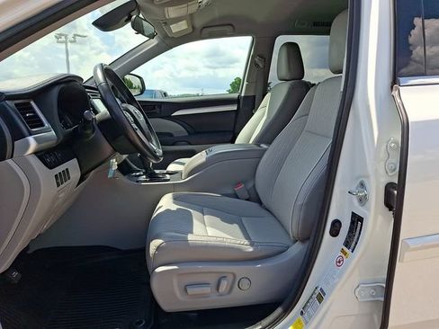 Used 2018 Toyota Highlander Plus w/ Carpet Mat Package (TMS) AWD/4WD image 17