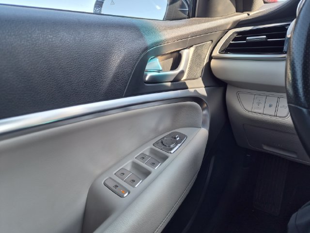 Used 2025 Genesis G70 2.5T AWD/4WD image 13