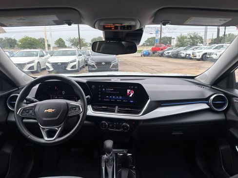 Used 2025 Chevrolet Trax LT w/ LT Convenience Package FWD image 31