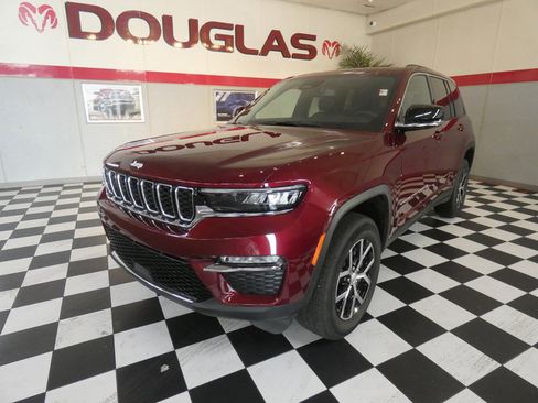 Used 2024 Jeep Grand Cherokee Limited image 1