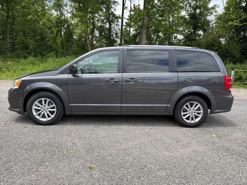 Used 2019 Dodge Grand Caravan SXT FWD image 2