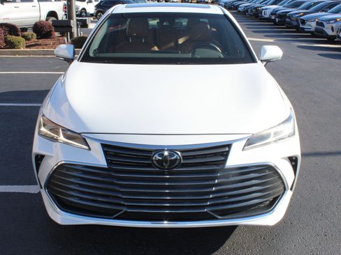 Used 2020 Toyota Avalon Limited image 3