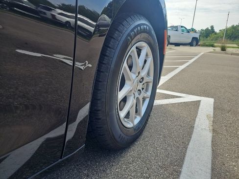 Used 2025 Chrysler Pacifica Select FWD image 43