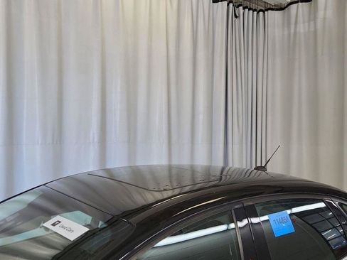 Used 2018 Ford Focus Titanium w/ Titanium Technology Package FWD image 7