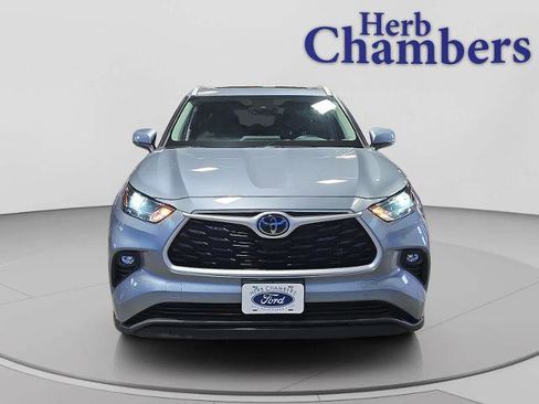Used 2022 Toyota Highlander XLE AWD/4WD image 2