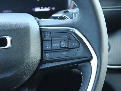 Used 2024 Jeep Grand Cherokee Laredo image 27