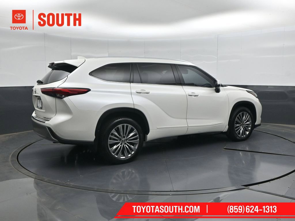 Used 2021 Toyota Highlander Platinum AWD/4WD image 2
