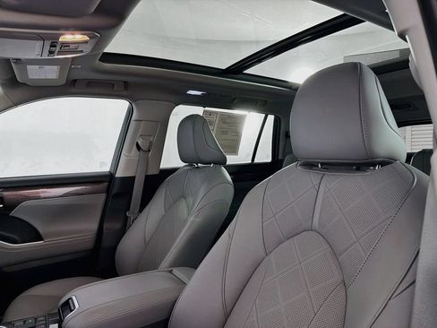 Used 2024 Toyota Highlander Platinum FWD image 38