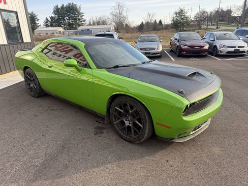 Used 2017 Dodge Challenger R/T w/ Quick Order Package 28P T/A RWD image 5