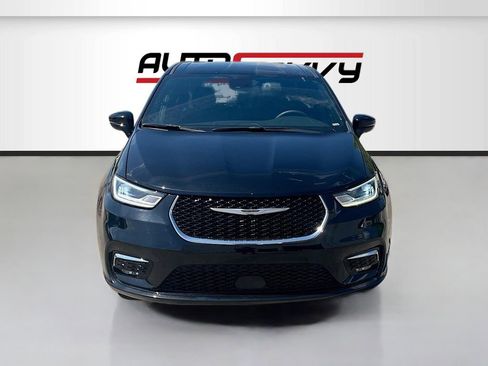Used 2025 Chrysler Pacifica Select FWD image 2