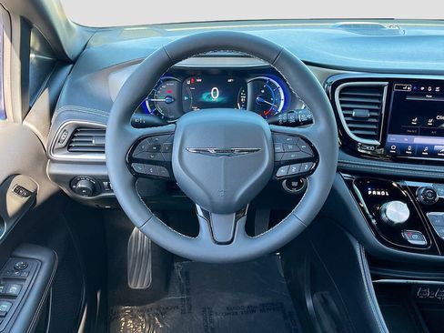 Certified 2024 Chrysler Pacifica Premium FWD image 23