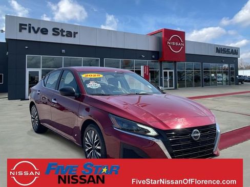 Used 2025 Nissan Altima 2.5 SV FWD image 1