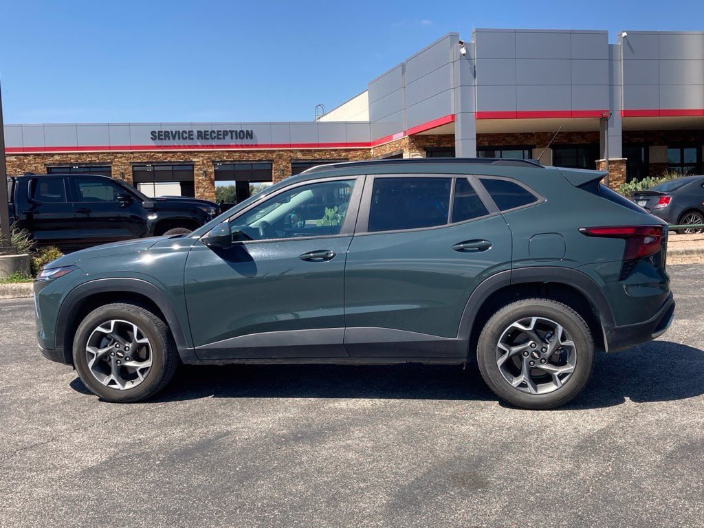 Used 2025 Chevrolet Trax LT FWD image 8