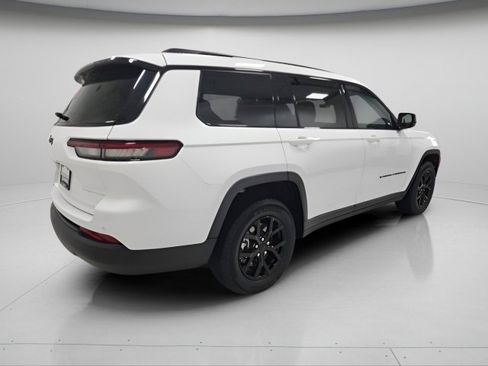 Used 2025 Jeep Grand Cherokee L Altitude image 13