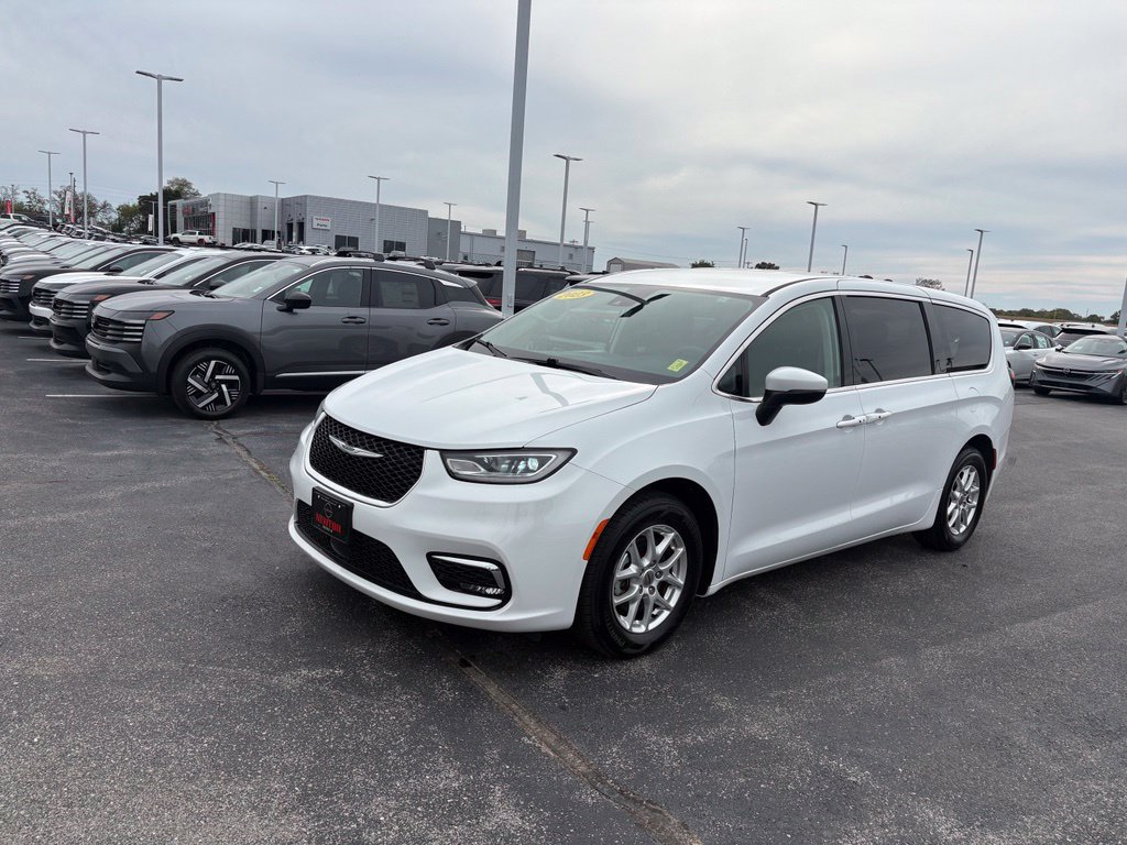 Used 2023 Chrysler Pacifica Touring-L FWD image 7