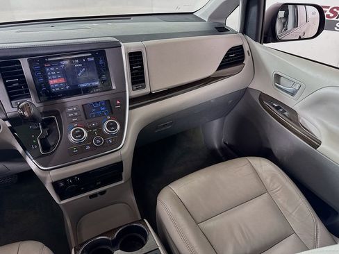Used 2017 Toyota Sienna XLE Premium image 25