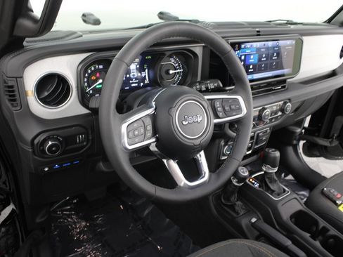 Used 2025 Jeep Wrangler Unlimited Sahara w/ Safety Group AWD/4WD image 8