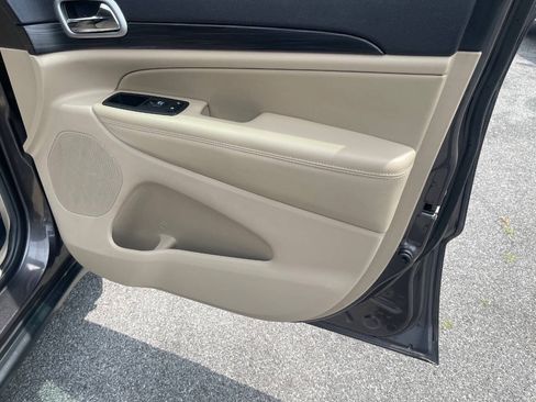 Used 2019 Jeep Grand Cherokee Laredo AWD/4WD image 30