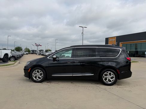 Used 2023 Chrysler Pacifica Limited image 2
