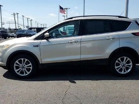 Used 2017 Ford Escape SE w/ Equipment Group 201A image 2