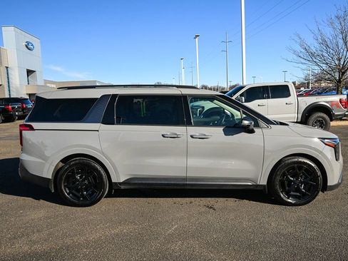 Used 2025 Kia Carnival SX Prestige image 3