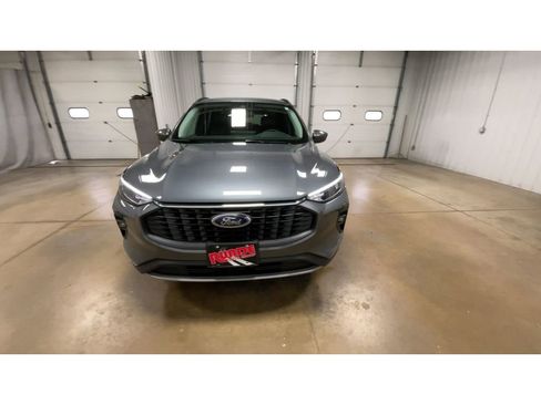 Used 2024 Ford Escape SE image 3